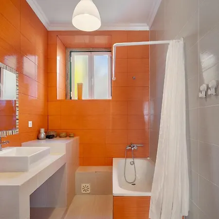 Lejlighed Whome Urban Comfort: 1-br Near Airport & Train Station
