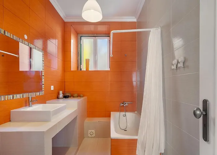 Lejlighed Whome Urban Comfort: 1-br Near Airport & Train Station