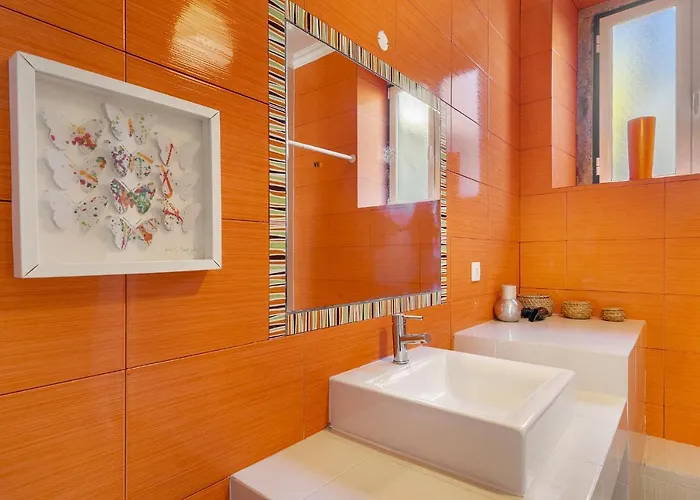 Whome Urban Comfort: 1-br Near Airport&train Station Apartman