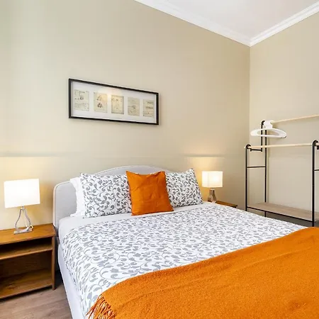 Whome Urban Comfort: 1-br Near Airport & Train Station Apartament Lizbona